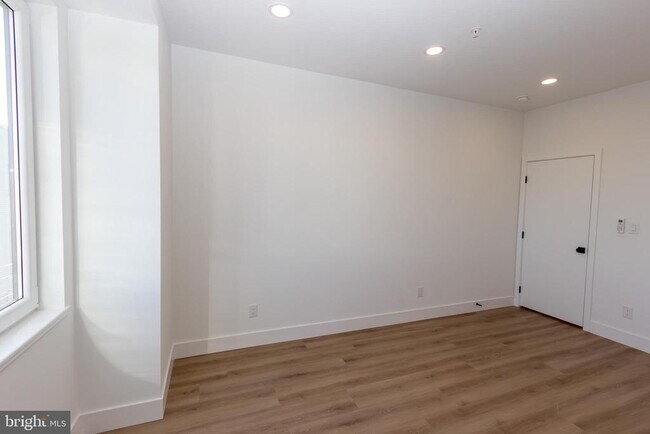 Building Photo - 1544 N Darien St