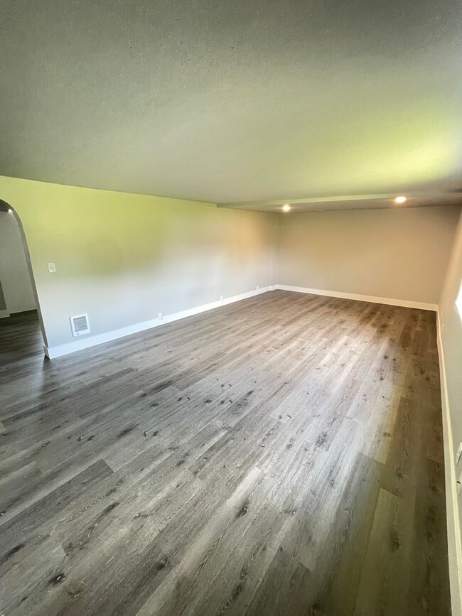 Building Photo - Newly Remodeled 3-bedroom 1 bath, spacious...