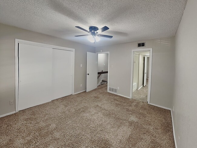 Building Photo - Stylish Candleridge Townhome with Private Patio, HOA Lawn Care & Appliances Included!