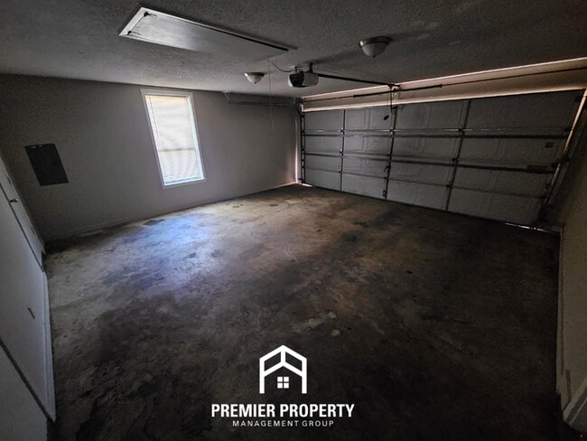 Building Photo - Spacious 4BR/3BA Memphis Home w/ Vaulted Ceilings, Hardwood Floors & 2-Car Garage