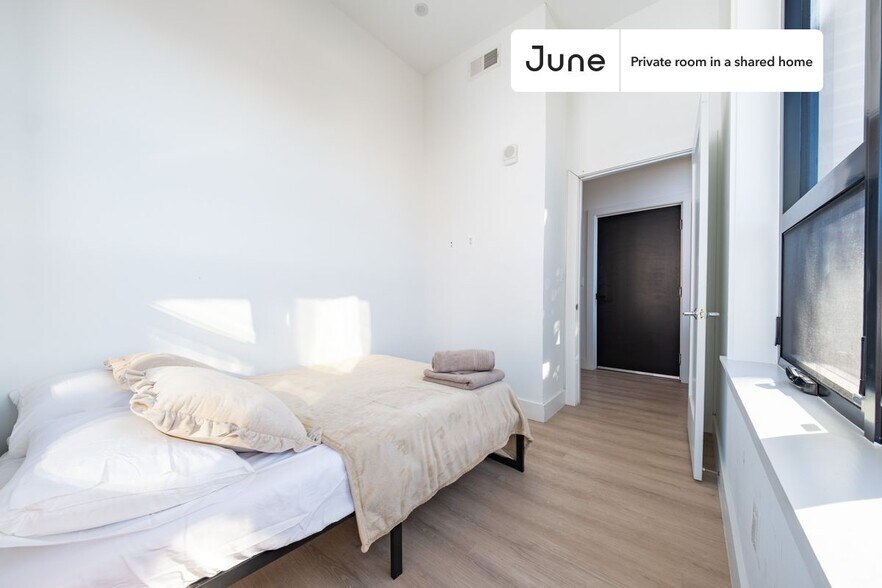 Building Photo - Room in Shared 4 bed/2 bath home in Dupont Circle