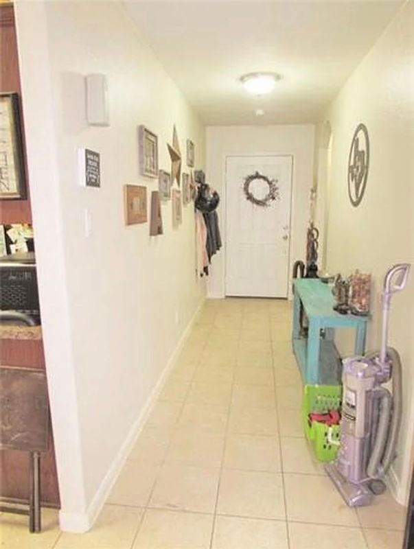 Building Photo - 725 Lazy Crest Dr
