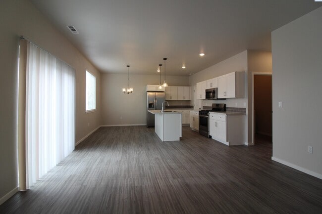 Building Photo - 3 Bed/2.5 Bath West Pasco Townhouse
