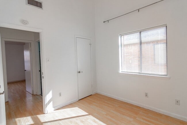 Building Photo - Pre-Leasing - Cute Charming 2-bedroom