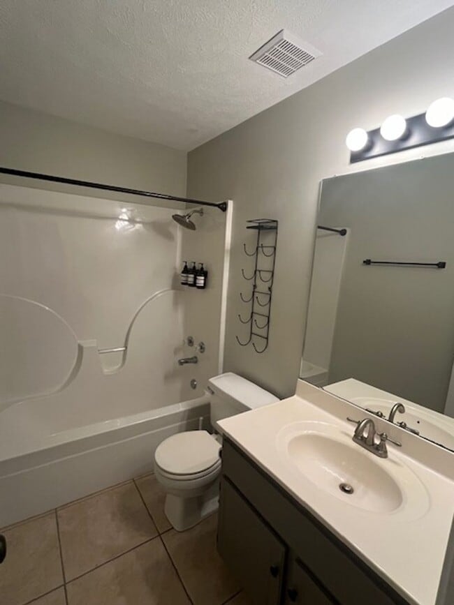 Building Photo - Renovated 3 Bedroom 2 Bath Home for Rent!