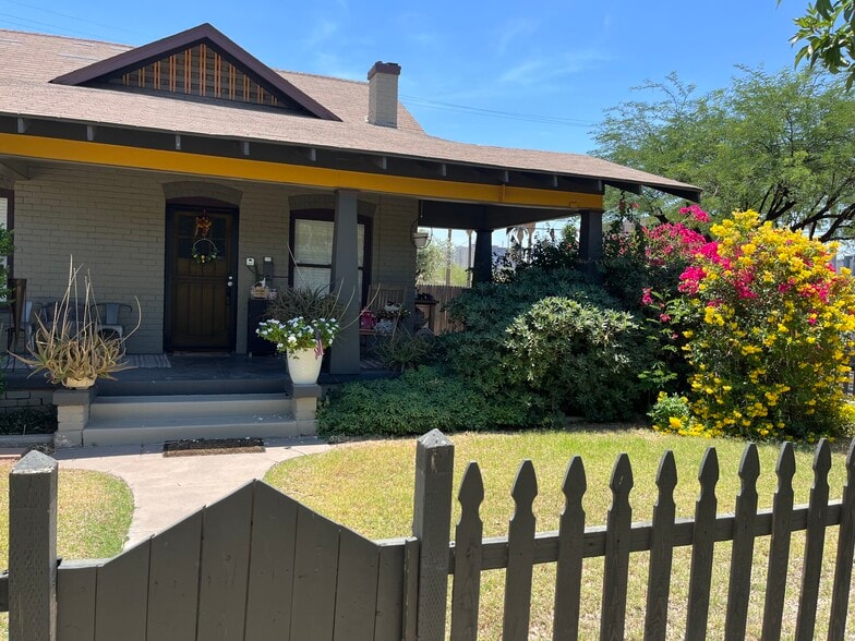 Building Photo - 501 E Lynwood St