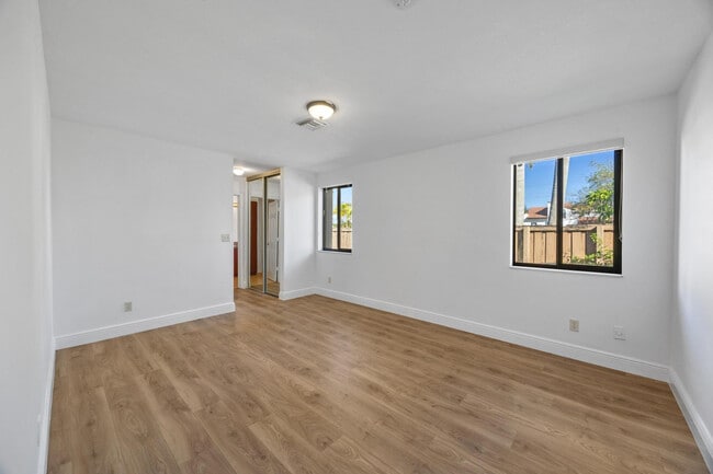 Building Photo - 2925 Azalea Dr