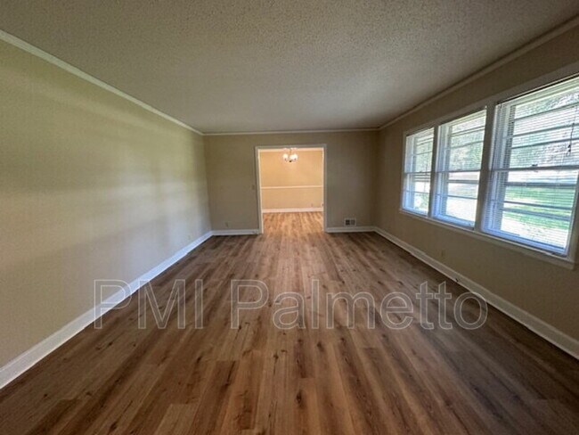 Building Photo - 529 Skyland Dr