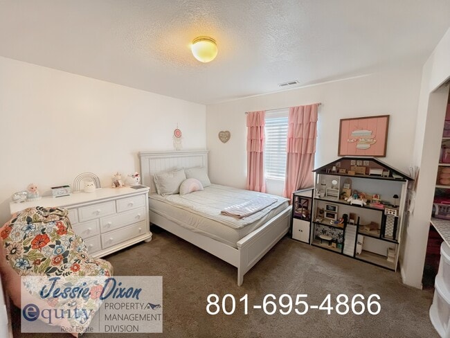 Building Photo - 1043 Sharp Mountain Dr