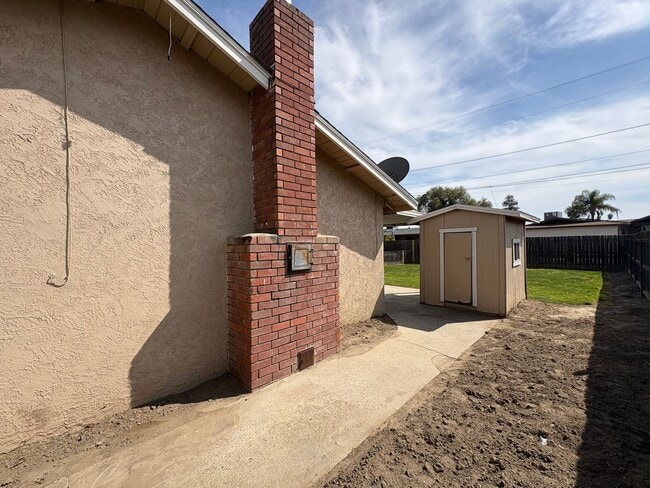 Building Photo - Spacious SE Tulare Home Near Shopping Centers Rent Ready!