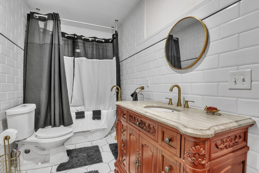 Room 3 Privet Full Bathroom - 51 E 4th St