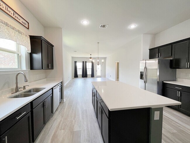 Building Photo - 4 Bedroom House in Hunters Trace
