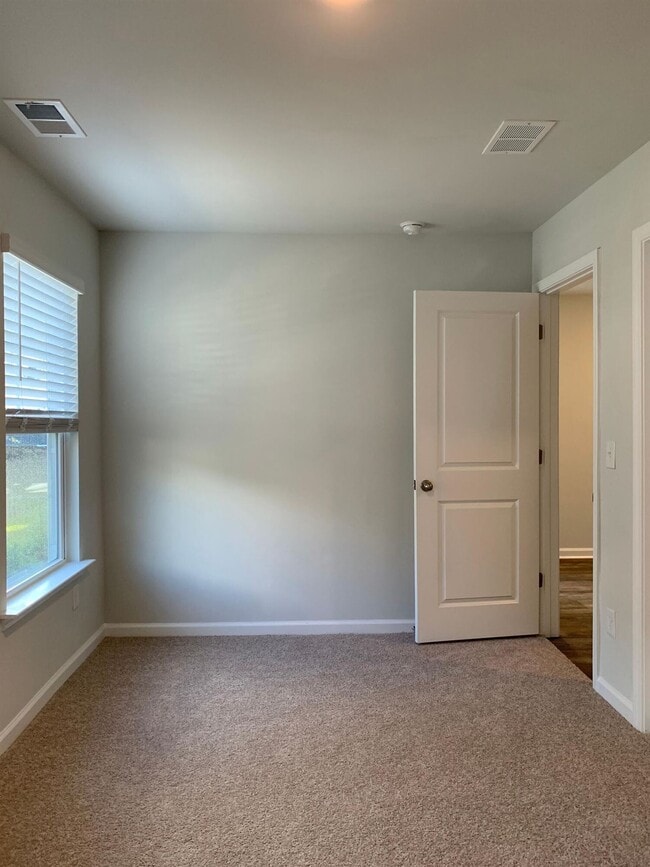 Building Photo - 235 Spencer Cir