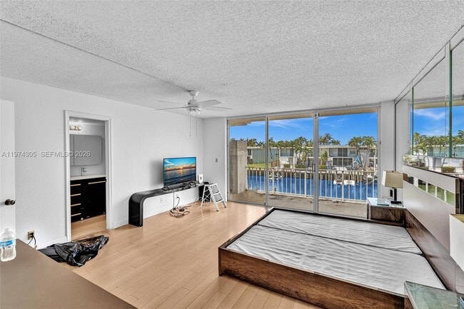 Building Photo - 825 NE 26th Ave