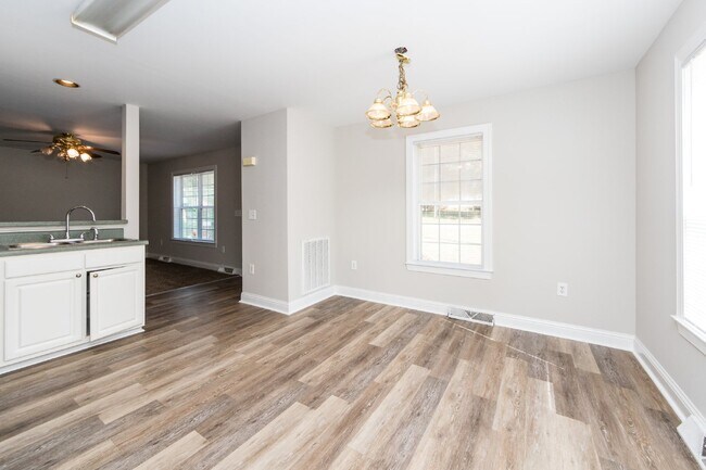 Building Photo - 814 King Arthur Dr