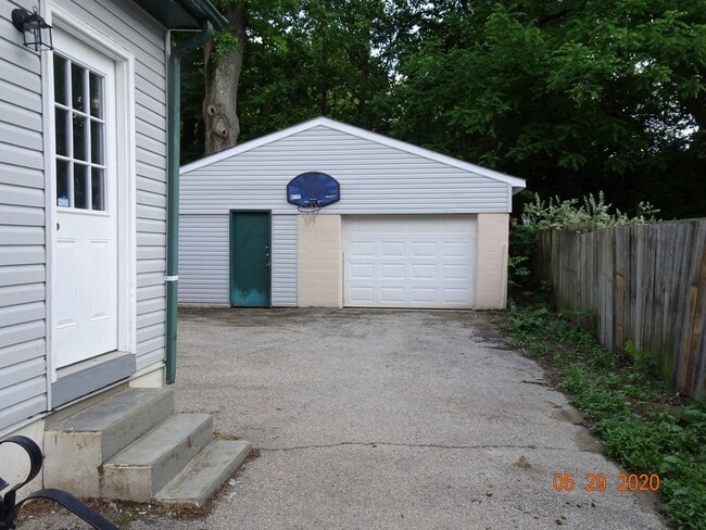 Building Photo - Beautiful 3-4 Bedroom 2 Bathroom Home
