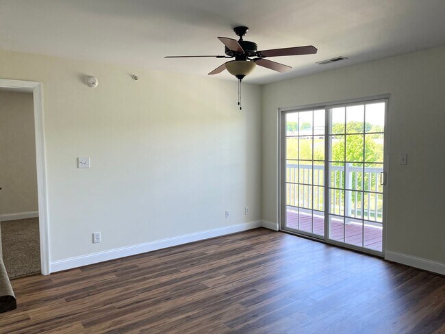 Building Photo - 3 bedroom, 2 bath condo with balcony, new floors, and new paint.