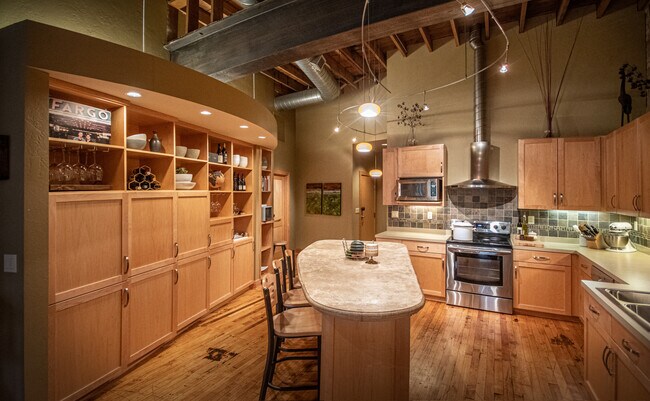 Kitchen - 111 Roberts St N