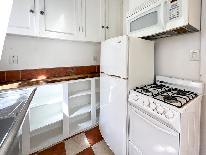 Building Photo - 10865 Fruitland Dr