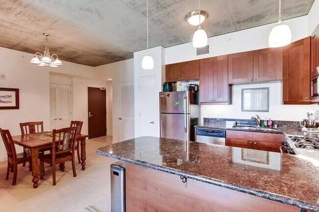 Building Photo - Beautiful 2 bedroom 2 bath in The Cortez B...