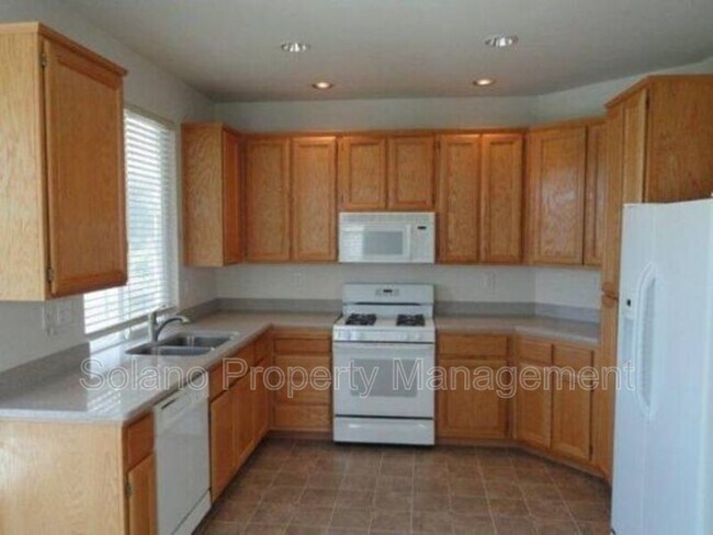 Building Photo - 451 Edgewood Dr