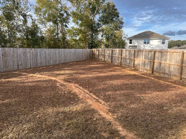 Building Photo - Cul-de-sac home with fully fenced in yard