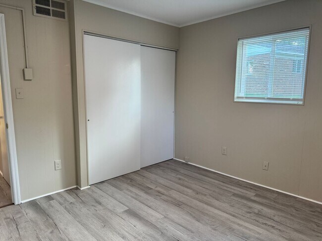Building Photo - Cozy Duplex Unit Available NOW!