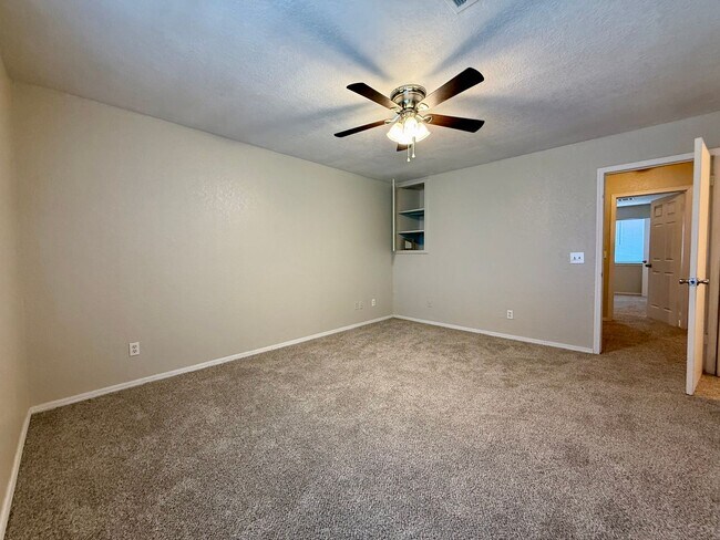 Building Photo - Duplex in East Norman with 2 car garage!