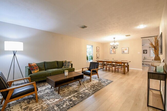 Building Photo - 6711 Seminole Lodge Ln