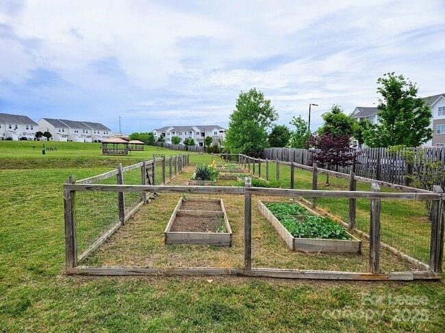 Building Photo - 363 Halton Crossing Dr SW