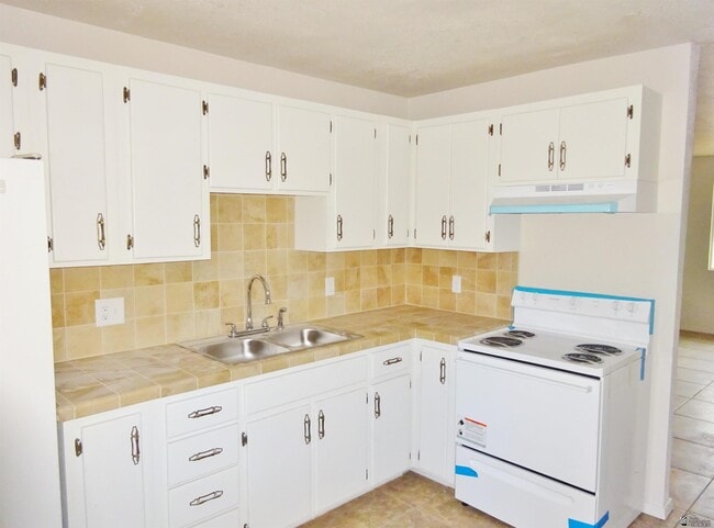 Building Photo - 605 S El Prado Rd