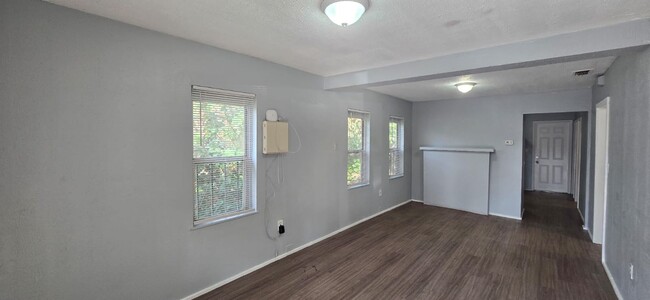 Building Photo - Move in Special $500 off first  full month