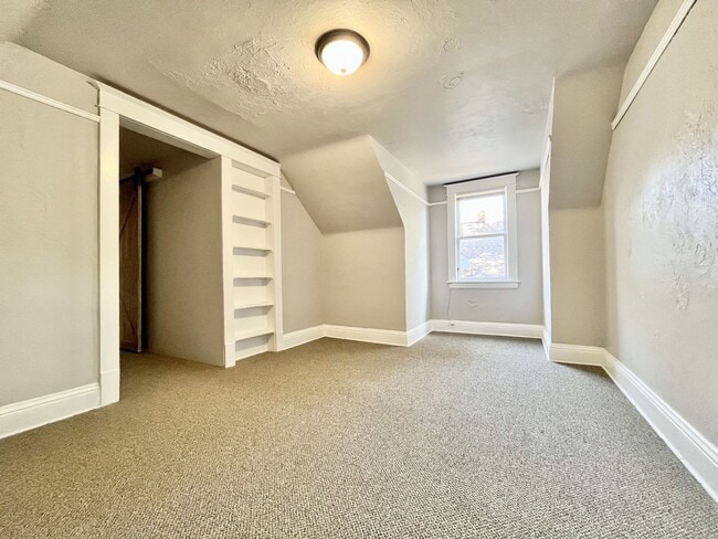 Building Photo - Five Bedroom Home in Muskegon
