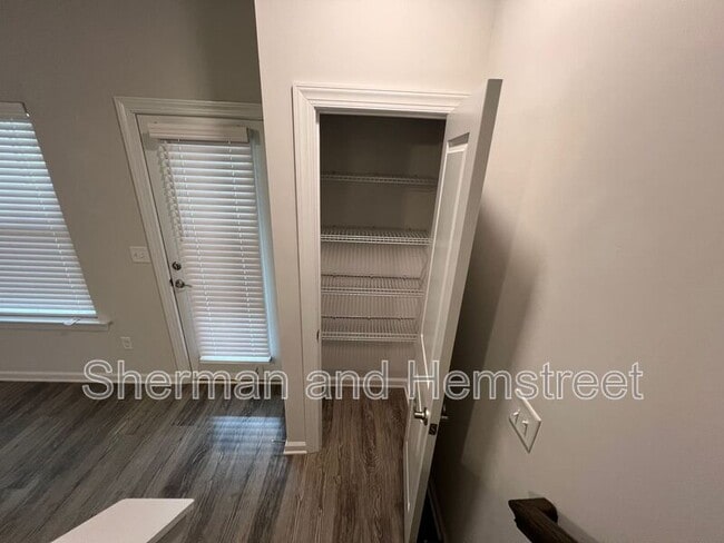 Building Photo - 7066 Hummingbird Dr