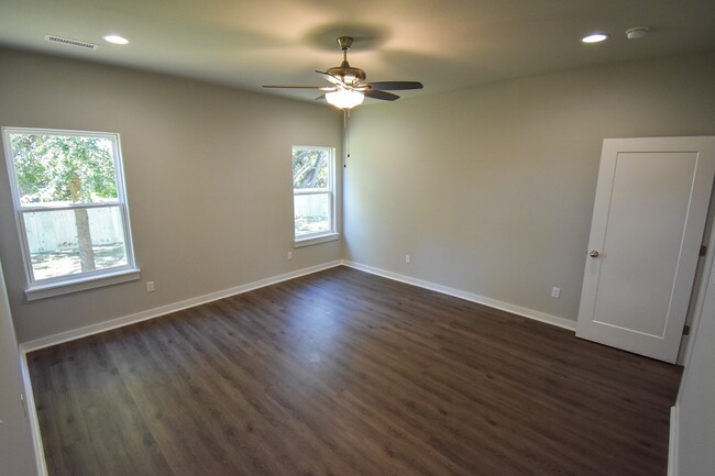Building Photo - Gorgeous 4 Bedroom, 2 Bathroom Home in Far...