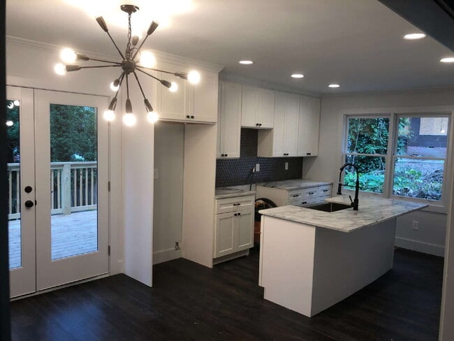 Building Photo - Stunning Renovation in Historic West End – 3 Bed / 2 Bath