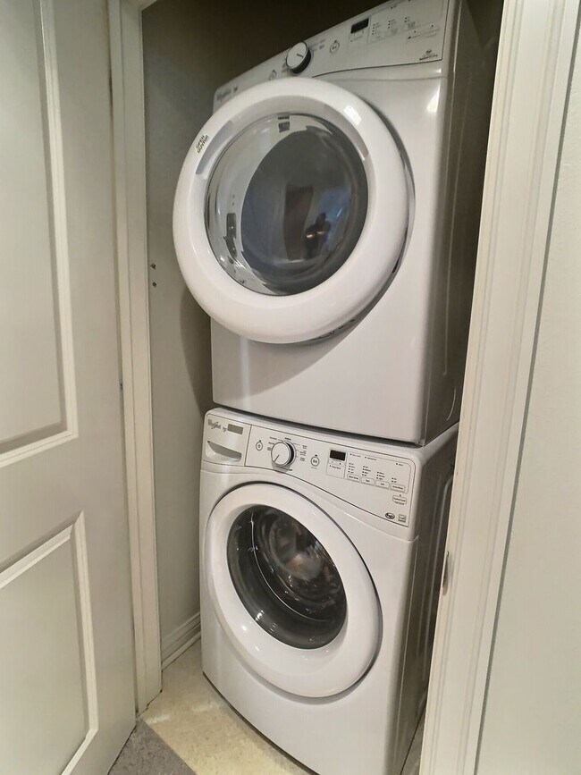 Building Photo - Huge 2 Bedroom/2 Bath Condo with Storage in Downtown San Jose