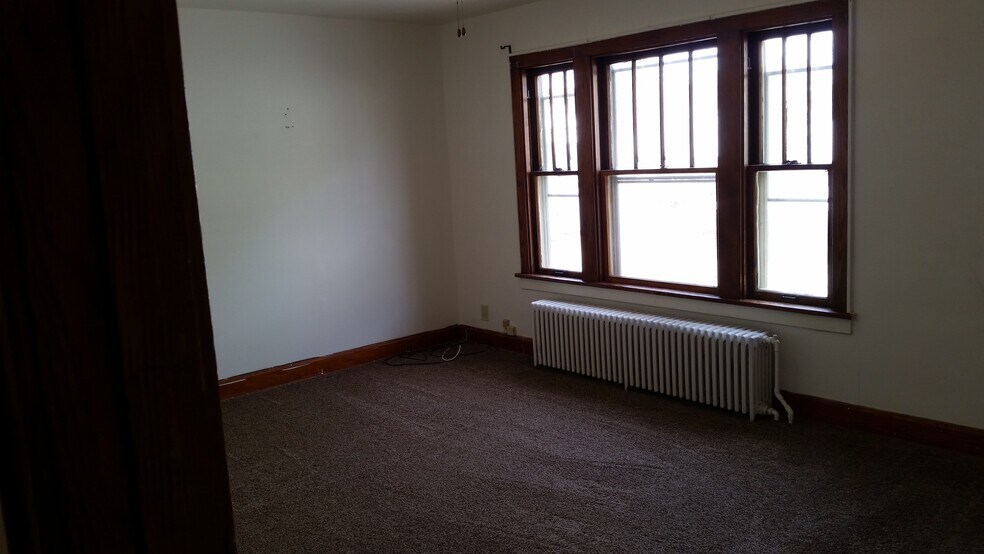 Living - 249 Healy Ave
