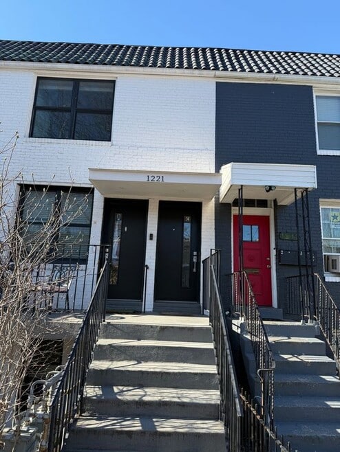 Building Photo - 1221 Oates St NE