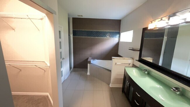 Building Photo - Great Home in Ellis Park. Sub Lease