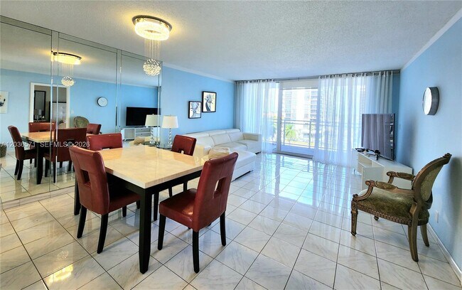 Building Photo - 2030 S Ocean Dr