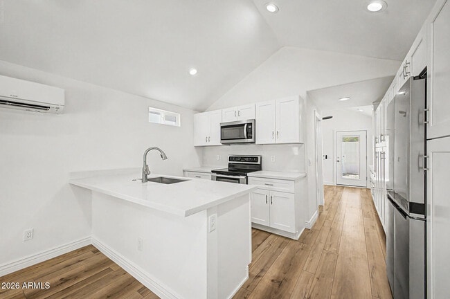 Building Photo - 521 W Mariposa St