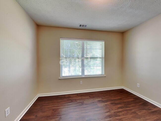 Building Photo - 1728 Silverchase Dr SW