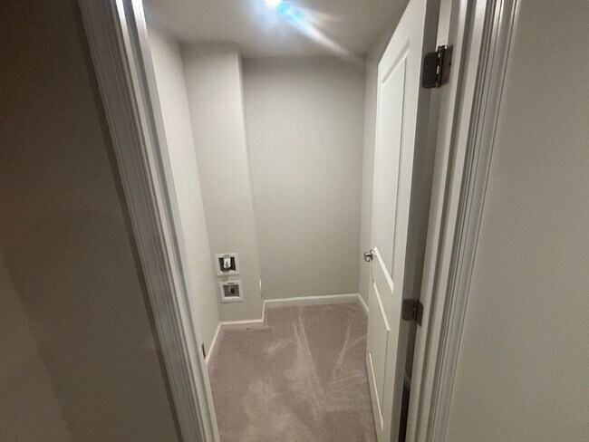 Building Photo - Room in Duplex on Romeria Dr