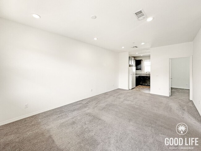 Building Photo - Beautiful 3B/3BA Townhome in Imperial Beach w/ 2-Car Garage & Community Pool!