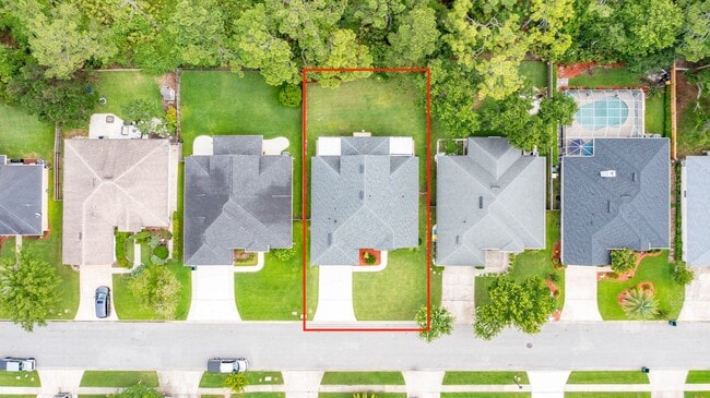 Building Photo - Stunning home in desirable neighborhood