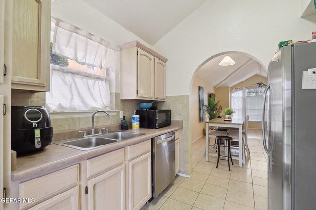 Building Photo - 3286 Sal Berroteran Dr