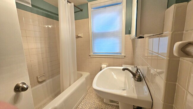 Building Photo - "Charming 3-Bed Home in Saint Paul - Cozy 1,385 Sq. Ft. Retreat!"