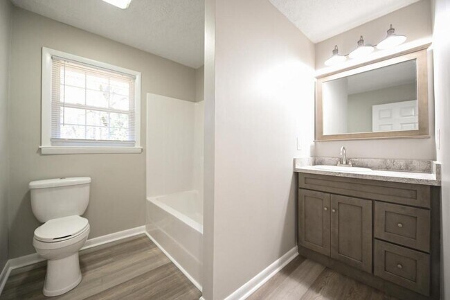 Building Photo - 847 Durwood Dr