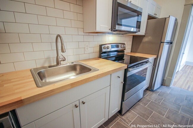 Building Photo - Updated 2 Bedroom 1 Bathroom in Downtown C...